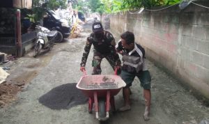 Babinsa Koramil 2301/Cilegon, Karbak Giat Pemasangan Konblok Jalan Warga