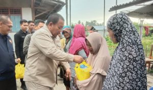 Arinal Djunaidi Menyerahkan Bansos Untuk Masyarakat di Kabupaten Pesisir Barat