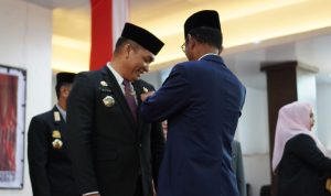 Pj. Bupati Takalar Sematkan Penghargaan Satyalencana Karya Satya Tahun 2023 kepada 152 PNS Lingkup Kab. Takalar