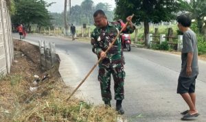 Babinsa Koramil 2303/Pulomerak, Karbak Membantu Pembersihan Saluran Air