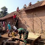 Babinsa Koramil 2305/Cinangka, Karbak Rehab Rumah Warga