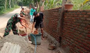 Babinsa Koramil 2304/Anyer, Karbak Pembuatan Pagar Rumah