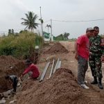 Babinsa Koramil 2301/Cilegon, Karbak Pembuatan Pondasi Jalan