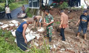 Babinsa Koramil 2307/Ciwandan, Karbak Pengurukan Jalan Setapak