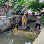 Babinsa Koramil 2305/Cinangka, Karbak Membersihkan Sungai