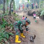 Babinsa Koramil 2305/Cinangka, Karbak Membersihkan Sungai