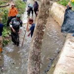 Babinsa Koramil 2305/Cinangka, Karbak Membersihkan Sungai