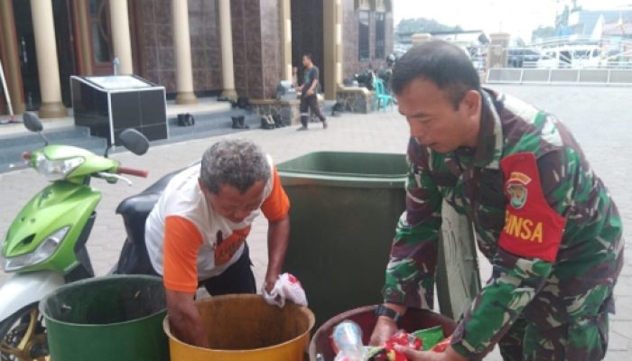 Babinsa Koramil 2304/Anyer, Karbak Membersihkan Sampah