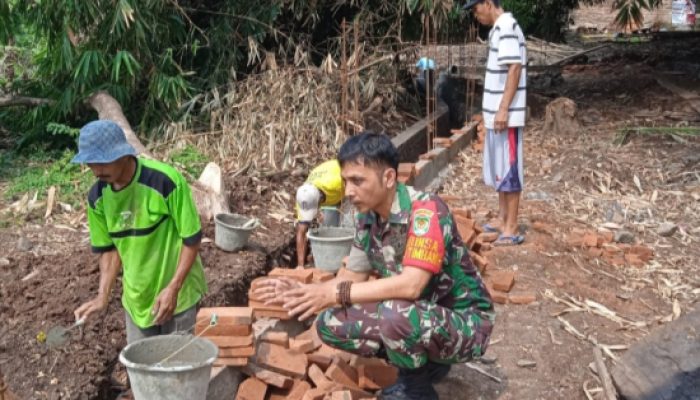 Babinsa Koramil 2301/Cilegon, Karbak Pembangunan Pagar Kuburan