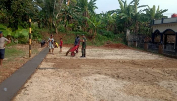 Babinsa Koramil 2306/Mancak, Karbak Membuat Lapangan Volly