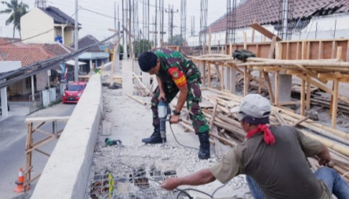 Babinsa Koramil 2303/Pulomerak, Karbak Renovasi Masjid