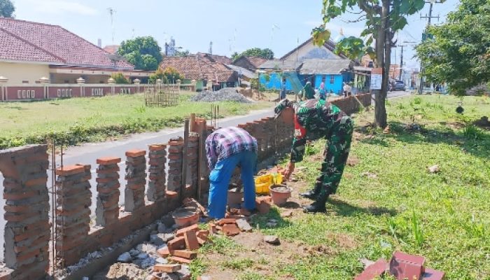 Babinsa Koramil 2307/Ciwandan, Karbak Pembangunan Pagar Makam