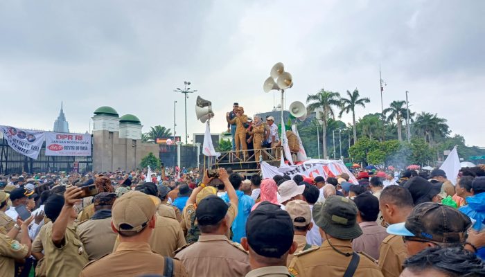 Ribuan Kades Geruduk Gedung DPR Tagih Janji Revisi UU Desa