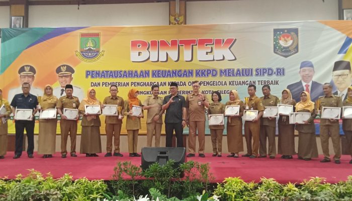 Walikota Cilegon Memberikan Penghargaan Lansung Acara Bintek Penata Usahaaan KKPD