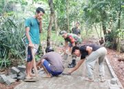 Babinsa Koramil 2304/Anyer, Karbak Pemasangan Paving Blok