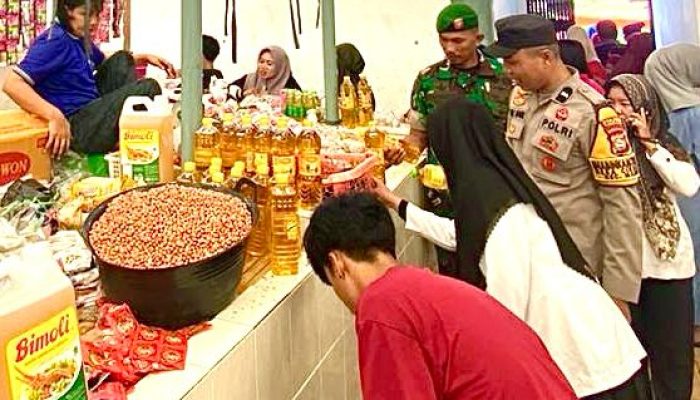 Sinergitas TNI-Polri Pantau Ketersediaan Bahan Pokok di Pasar Tradisional Jonggoa