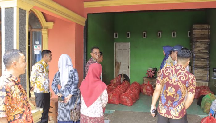 Pj. Bupati Takalar Kunjungi Pengepul dan Petani Cabe di Kecamatan Mangarabombang