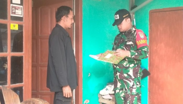 Babinsa Koramil 2307/Ciwandan Bersama Ketua RT, Puan Ter Pendataan Rumah Kontrakan