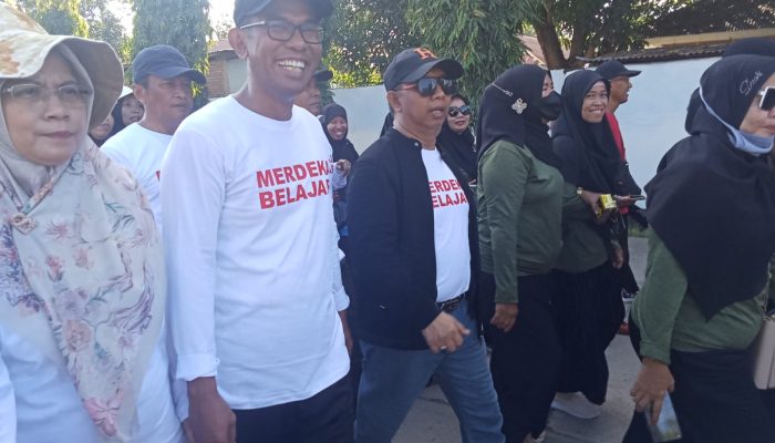 Pj Bupati Takalar Bersama dengan Ketua TP PKK Ikuti Gerak Jalan Santai Sambut HPN  2024