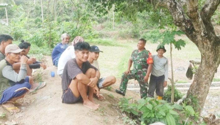 Babinsa Koramil 2306/Mancak, Komsos Membahas Kegiatan Gotong Royong