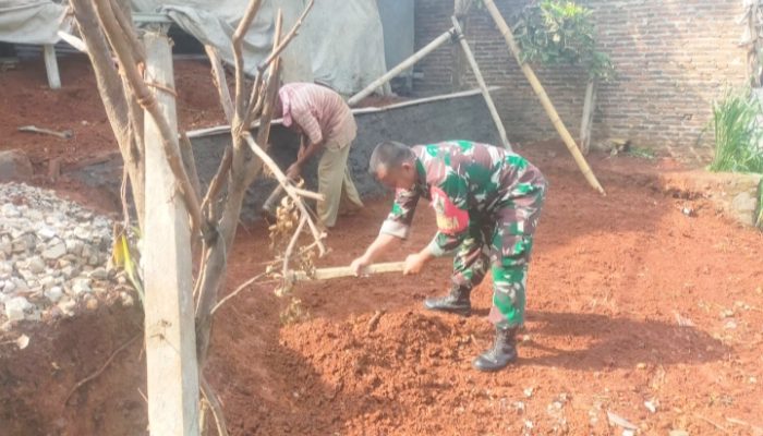 Babinsa Koramil 2303/Pulomerak, Karbak Meratakan Tanah Urugan