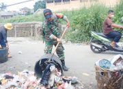 Babinsa Koramil 2303/Pulomerak, Karbak Membantu Pembersihan Sampah