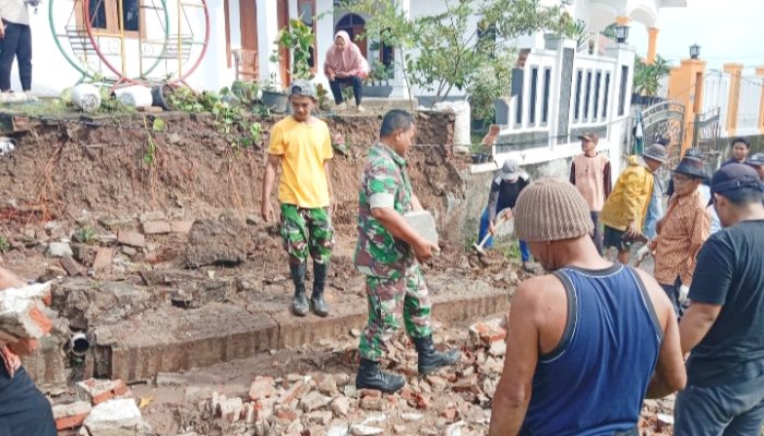 Babinsa Koramil 2307/Ciwandan, Karbak Pengangkatan Puing-Puing