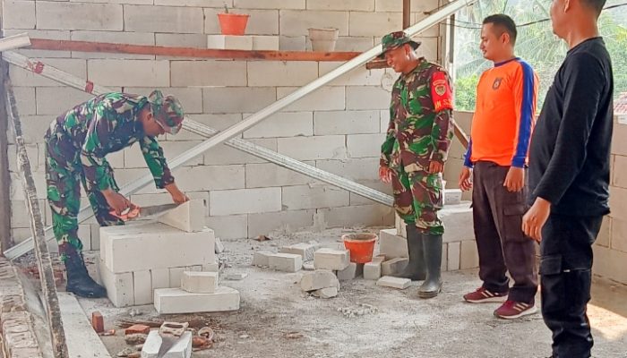 TMMD ke 120 Kodim 0623/Cilegon : Pemasangan Dinding Mushola AR-Rohmah Menggunakan Habel