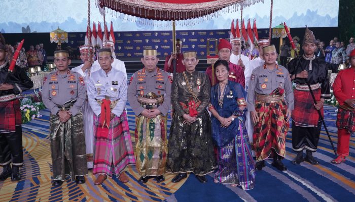 Kapolri Terima Gelar Adat dan Pusaka dari Dewan Adat dan Kerajaan di Sulawesi Selatan