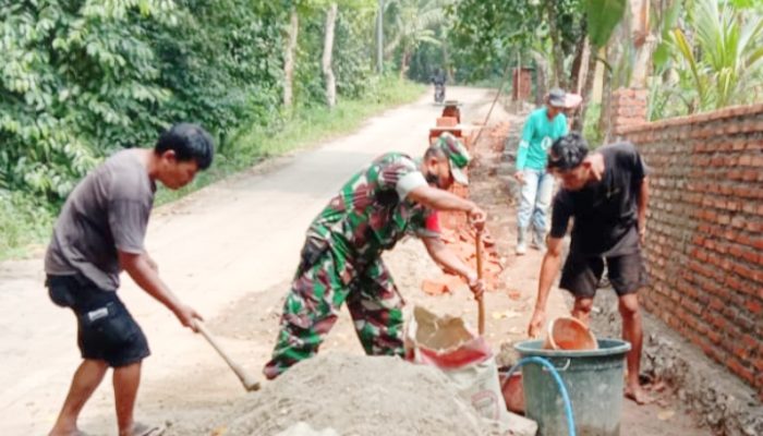 Babinsa Koramil 2304/Anyer, Karbak Pembuatan Pagar