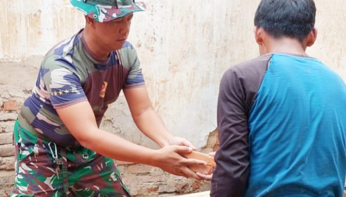 Babinsa Koramil 2306/Mancak, Karbak Membangun Rumah Warga