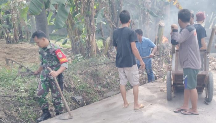 Babinsa Koramil 2305/Cinangka, Karbak Pembersihan Parit