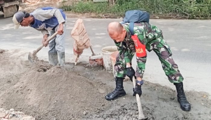 Babinsa Koramil 2301/Cilegon, Karbak Memperbaiki Jalan