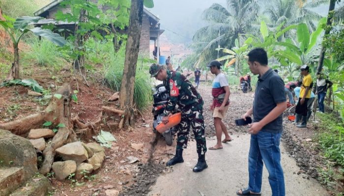 Babinsa Koramil 2302/Bojonegara, Karbak Membantu Pengaspalan jalan