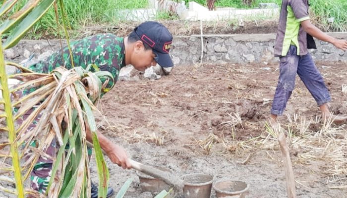 Babinsa Koramil 2303/Pulomerak, Karbak Pembuatan Pondasi Jalan