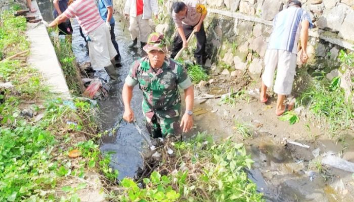 Babinsa Koramil 2301/Cilegon, Karbak Pembersihan Sampah Sepanjang Jalan