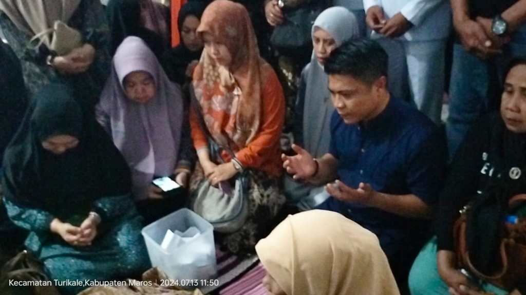 Kapolres Maros AKBP Awaludin Amin saat melayat di rumah duka korban tenggelam Tazkiyah Wulandari,Sabtu Sore (13/7/2024)