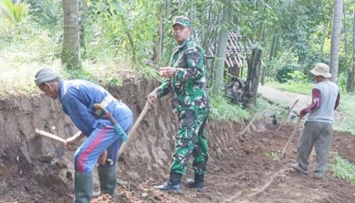 Babinsa Koramil 2306/Mancak, Karbak Pembuatan Jalan