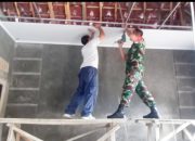 Babinsa Koramil 2302/Bojonegara, Karbak Membantu Pemasangan Plafon Rumah