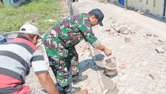 Babinsa Koramil 2303/Pulomerak, Karbak Membantu Perbaikan Jalan