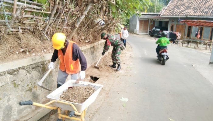 Babinsa Koramil 2307/Ciwandan, Karbak Pembersihan Gorong-Gorong