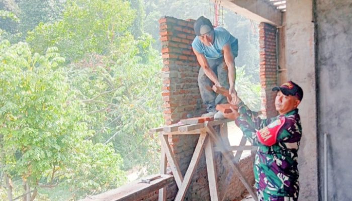 Babinsa Koramil 2303/Pulomerak, Karbak Renovasi Rumah Warga