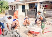 Babinsa Koramil 2301/Cilegon, Karbak Pemasangan Paving Blok