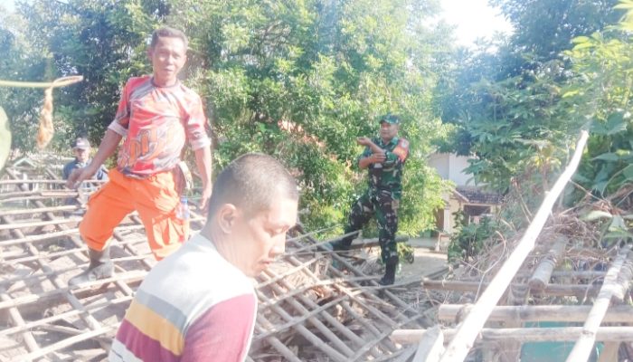 Babinsa Koramil 2305/Cinangka, Karbak Rehab Rumah Warga