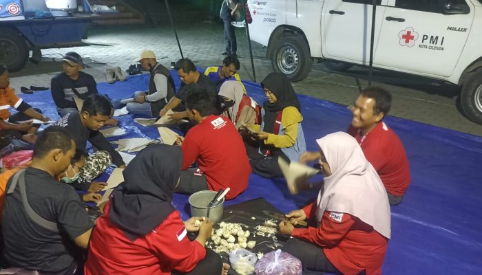 Respon Kebakaran TPSA Bagendung, PMI Bersama Dinsos Buka Layanan Dapur Umum