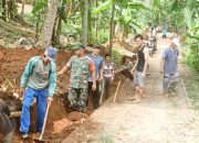 Babinsa Koramil 2306/Mancak, Karbak Membantu Pembuatan Saluran Air