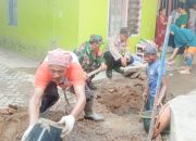 Babinsa Koramil 2301/Cilegon, Karbak Memperbaiki Sarana Drainase