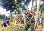 Babinsa Koramil 2305/Cinangka, Karbak Membantu Pembersihan Selokan