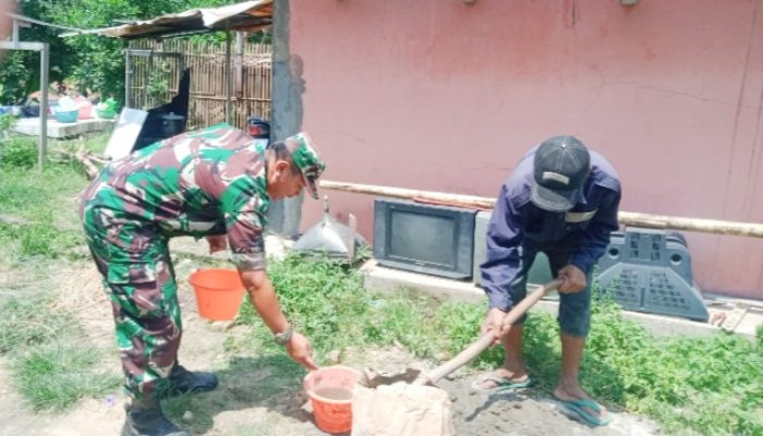 Babinsa Koramil 2306/Mancak, Karbak Membantu Pembangunan Rumah