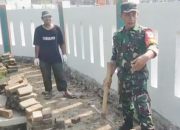 Babinsa Koramil 2303/Pulomerak, Karbak Membantu Pemasangan Paving Blok